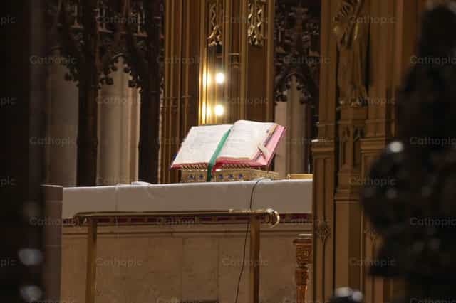 Missal on the Altar - Catholic stock images - Photo by encaminados vamos