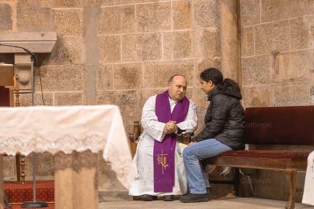 Obispo de Santiago de Compostela confesando - Banco de imágenes católicas - Fotografía por Yandry Fernández Perdomo