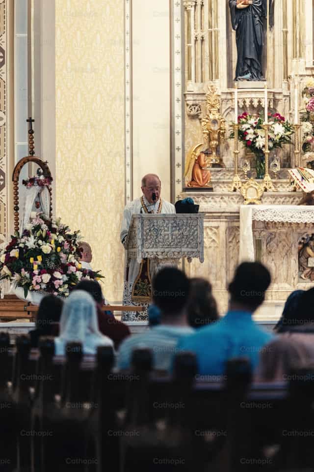 Nagbibigay ng sermon ang pari - Mga Catholic stock image - Larawan ni Carlos Sierra