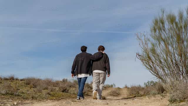 Amigo que ayuda en los momentos dificiles - Banco de imágenes católicas - Fotografía por Almures Studio
