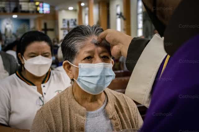 Ash imposition - Catholic stock images - Photo by Gabriel Manjarres