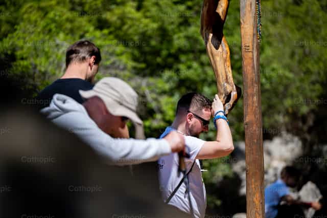 Oración ante la cruz - Banco de imágenes católicas - Fotografía por Metod Perme