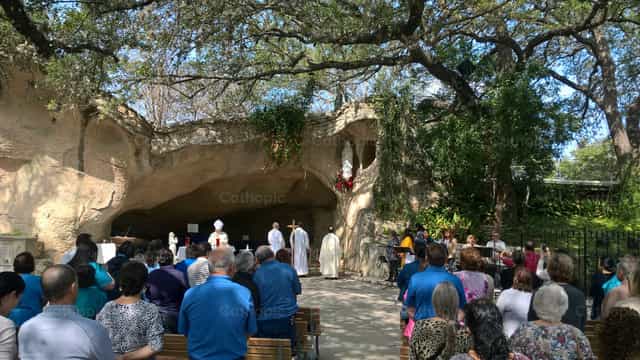 Banal na Misa sa kuweba ng Lourdes - Mga Catholic stock image