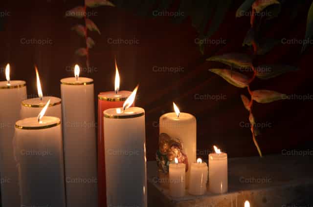 Velas encendidas - Banco de imágenes católicas
