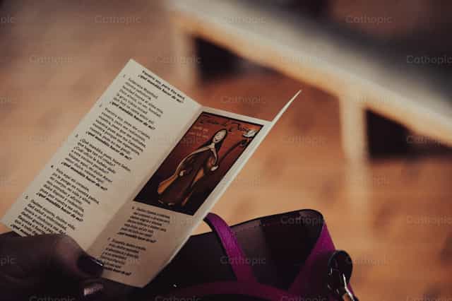 Rezando com Santa Teresa - Imagens católicas de stock