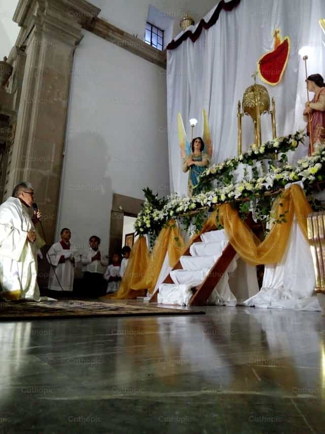 A tus pies - Banco de imágenes católicas
