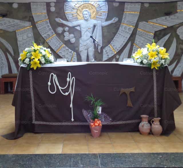 Altare francescano - Immagini stock cattoliche