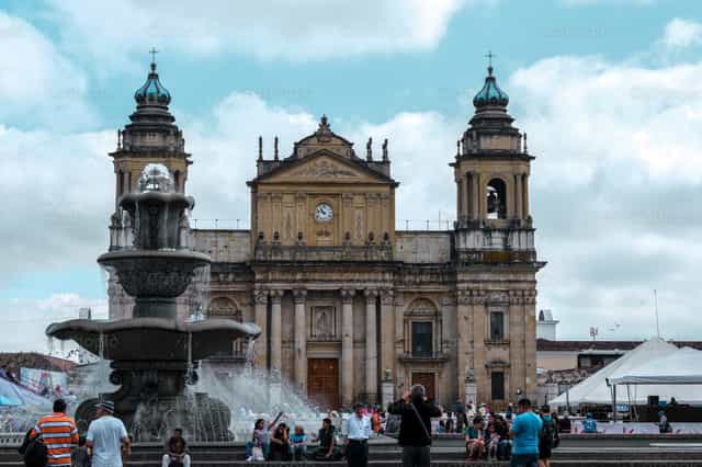 La Iglesia y el Parque Central - Banco de imágenes católicas