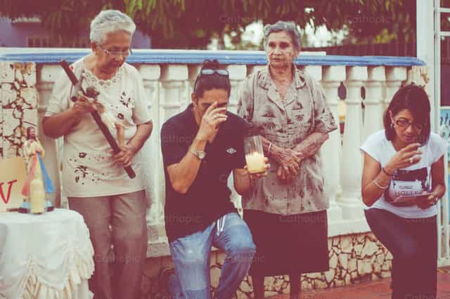 Orando de rodillas - Banco de imágenes católicas - Fotografía por Carlos Daniel
