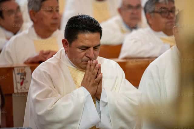 Sacerdote orando - Banco de imágenes católicas