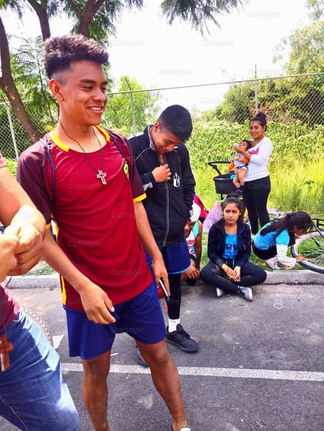 Jovenes compartiendo la alegría - Banco de imágenes católicas
