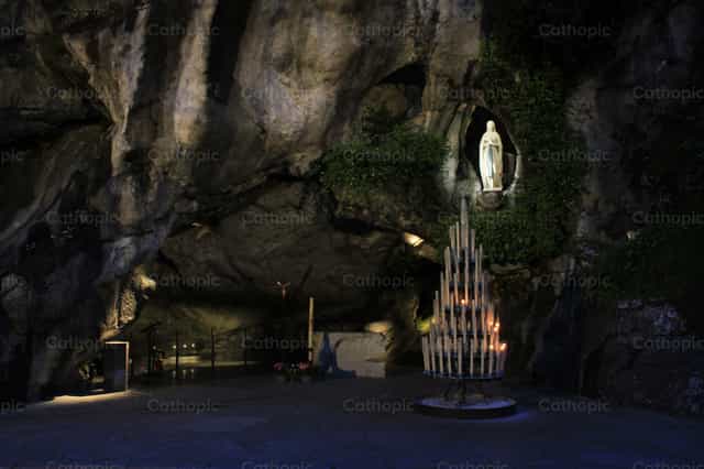 Gruta de Lourdes - Banco de imágenes católicas