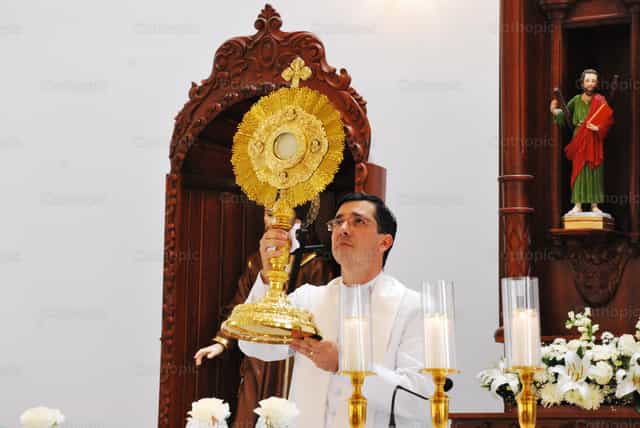 Bendición con el Santísimo Sacramento - Banco de imágenes católicas