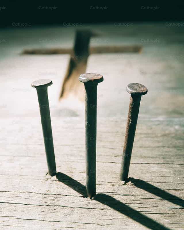 Tres grandes clavos oxidados - Banco de imágenes católicas - Fotografía por God Designer