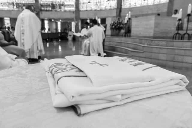 Ordenación presbiteral - Banco de imágenes católicas