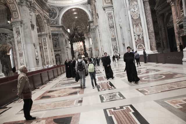 Sacerdotes caminando entre la gente - Banco de imágenes católicas