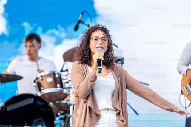Cantante católico en un concierto de alabanza - Banco de imágenes católicas - Fotografía por Hein Palma