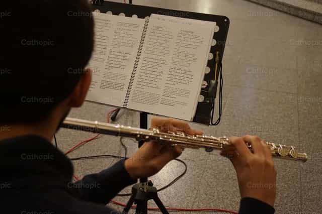 Musico tocando la flauta - Banco de imágenes católicas - Fotografía por parroquiamadridejos