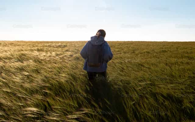 Eine Frau nimmt den Weg - Katholische Stockfotos