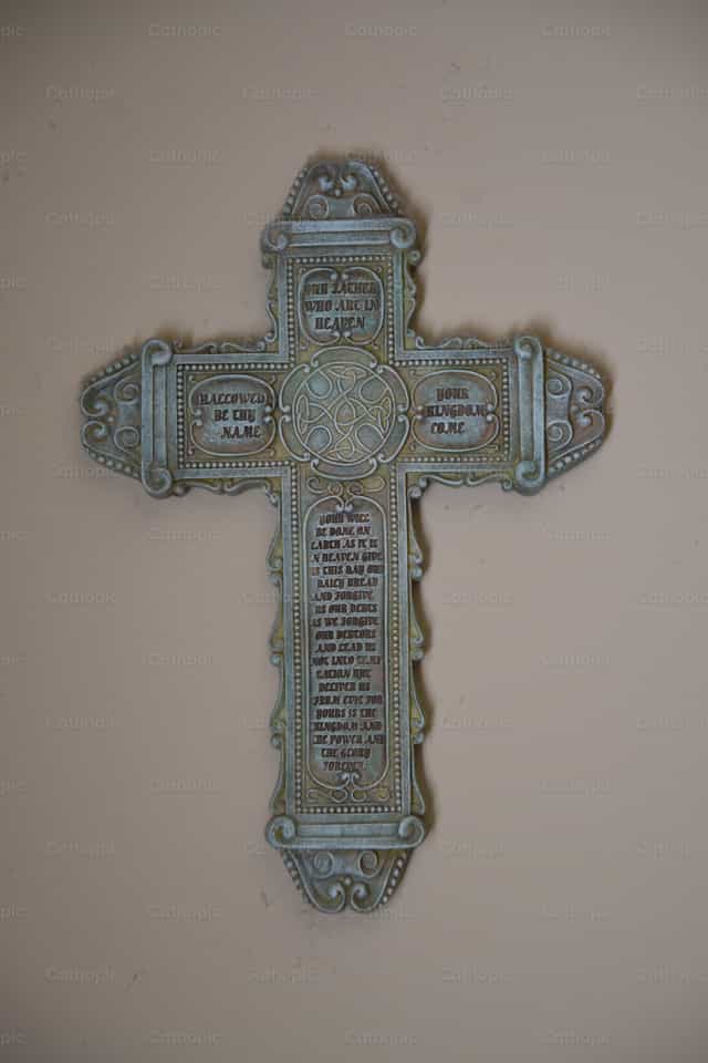 Ein Kreuz an einer Wand - Katholische Stockfotos