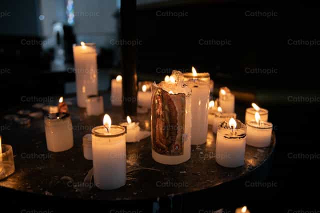 Velas encendidas - Banco de imágenes católicas - Fotografía por Carolina BR