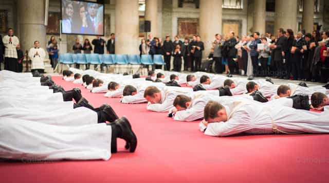 Ordenação de Sacerdotes - Imagens católicas de stock