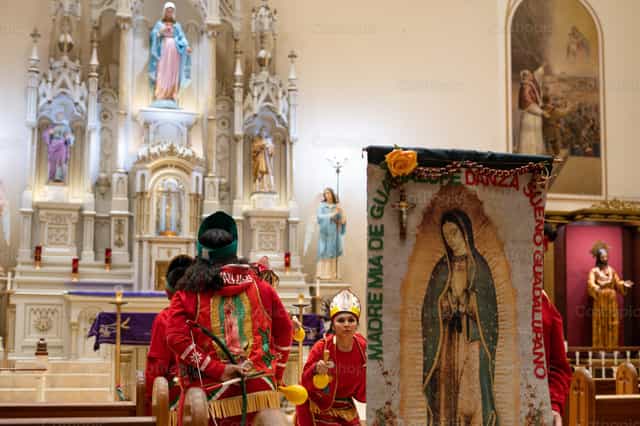 Matlachines tanzen in der Kirche - Katholische Stockfotos