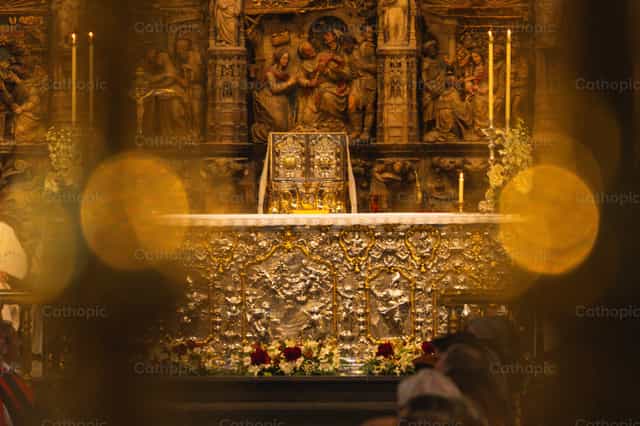 Golden tabernacle - Catholic stock images - Photo by Rodrigo De Miguel