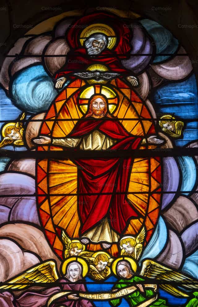Janela de vitral representando a Santíssima Trindade - Imagens católicas de stock