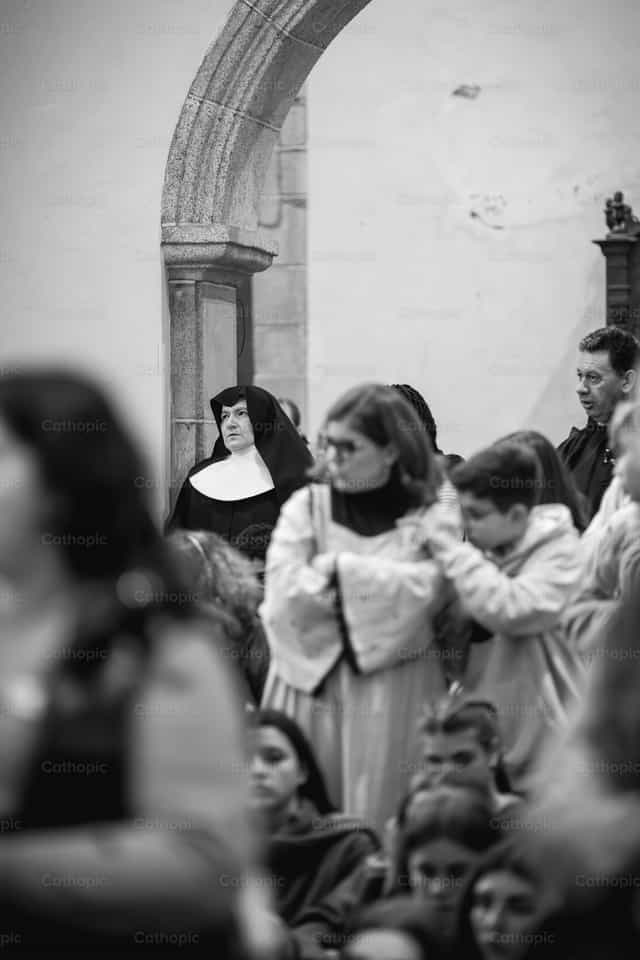 Nun participates with devotion in a Mass - Catholic stock images - Photo by Yandry Fernández Perdomo