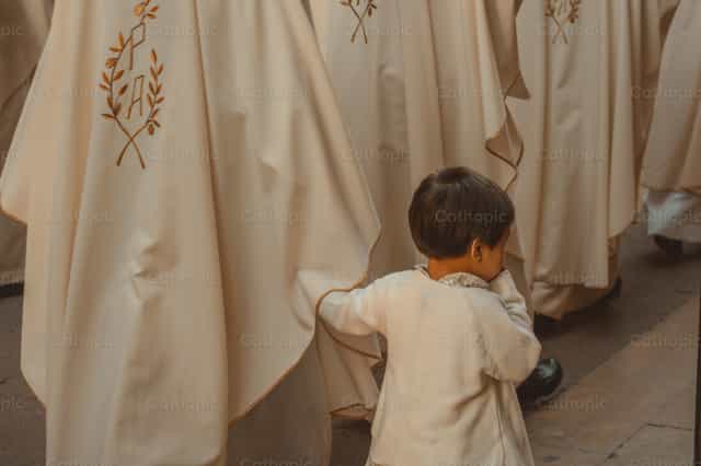 Babaeng kumakapit sa kaniyang Pastol - Mga Catholic stock image