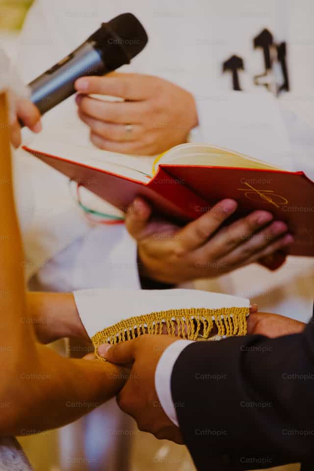 Lectura de votos matrimoniales de Boda - Banco de imágenes católicas