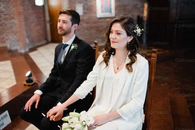 Novios en ceremonia de matrimonio - Banco de imágenes católicas