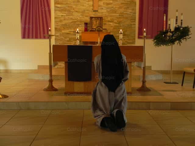 Hermana ante Jesus - Banco de imágenes católicas