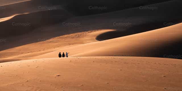 Explorando en el desierto - Banco de imágenes católicas