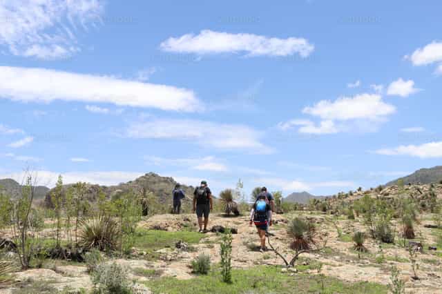 Caminando en la montaña - Banco de imágenes católicas - Fotografía por Saul Ibarra