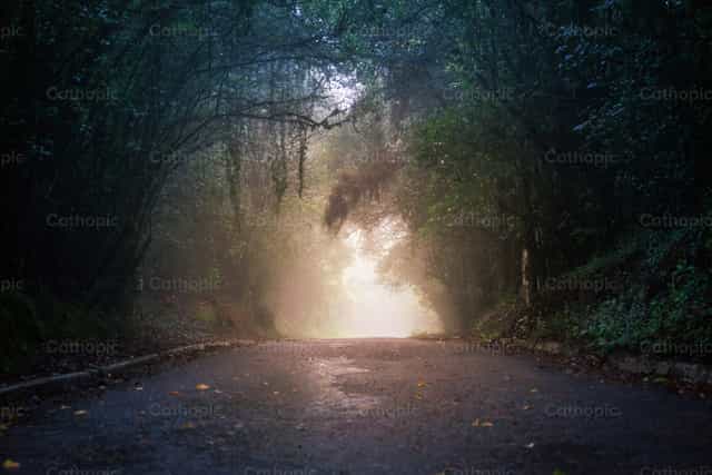 The light at the end of the road - Banco de imágenes católicas