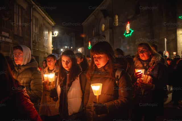 Jeunes lors d’une veillée aux chandelles - Images catholiques de stock - Photo de Yandry Fernández Perdomo