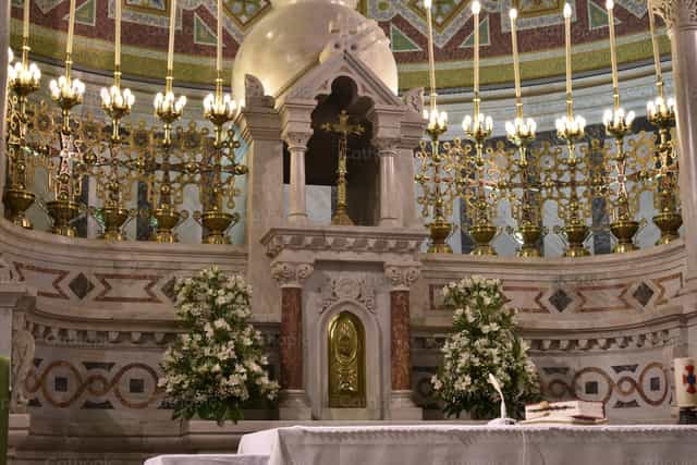Tabernaculo de Oro - Banco de imágenes católicas