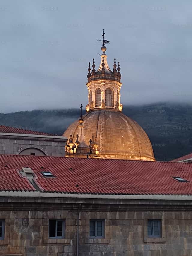 Cupula iluminada - Banco de imágenes católicas