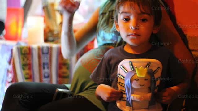 Niño con remera de Virgen de Luján - Banco de imágenes católicas