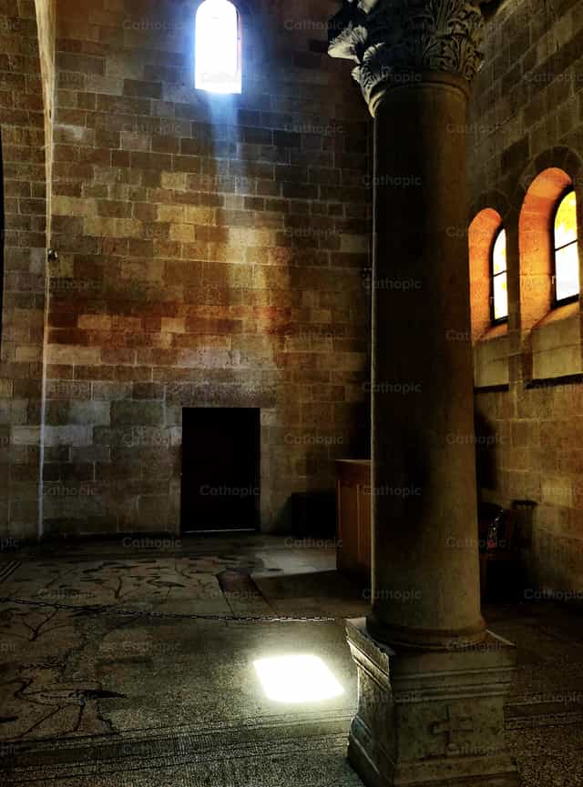 Interior Iglesia de la Multiplicacion - Banco de imágenes católicas