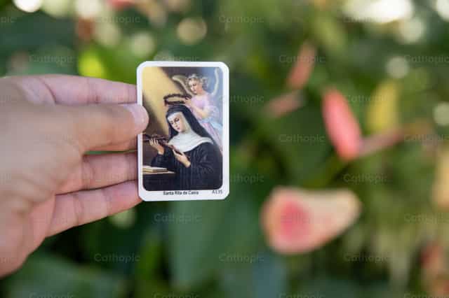 Estampita de Santa Rita de Casia entre anturios - Banco de imágenes católicas