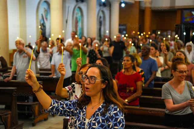 Gemeenschap die bidt - Katholieke stockfoto's - Foto door Érica Viana
