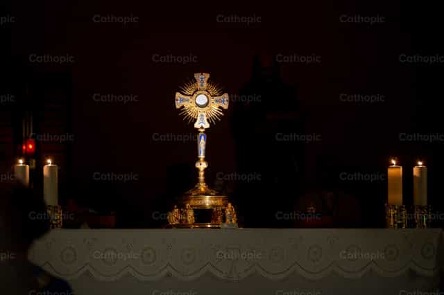 Adoración del Santísimo Sacramento - Banco de imágenes católicas - Fotografía por Metod Perme