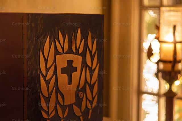 Sagrario con lámpara del santuario - Banco de imágenes católicas - Fotografía por Holy Family Parish
