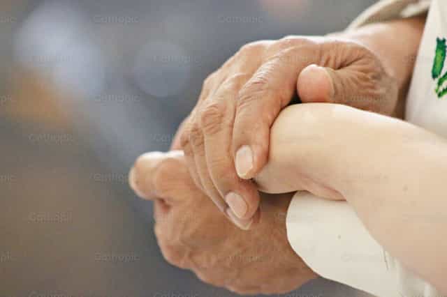 Tomados de la mano - Banco de imágenes católicas - Fotografía por Cristina Grigore