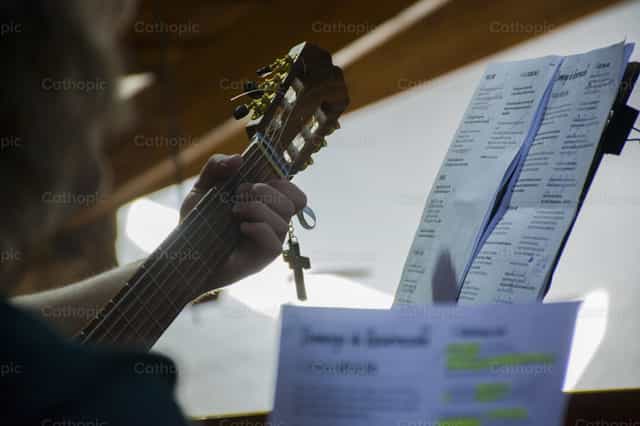 Toca la Guitarra - Banco de imágenes católicas