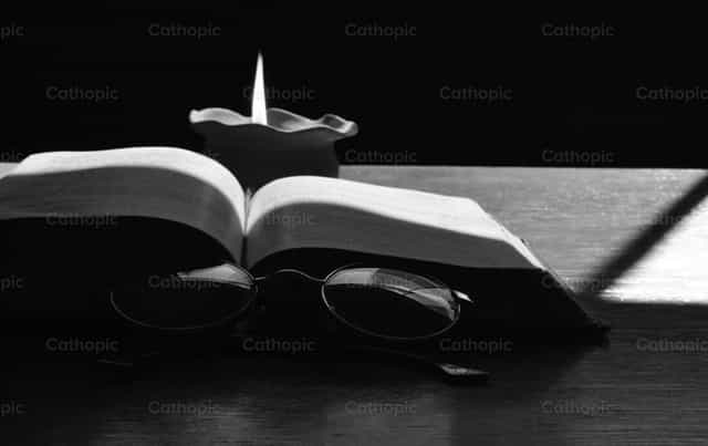 Meditando la Palabra de Dios - Banco de imágenes católicas