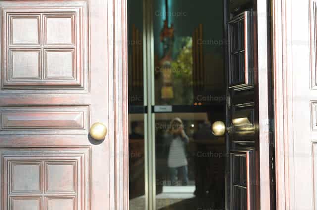 Entrada de la iglesia - Banco de imágenes católicas